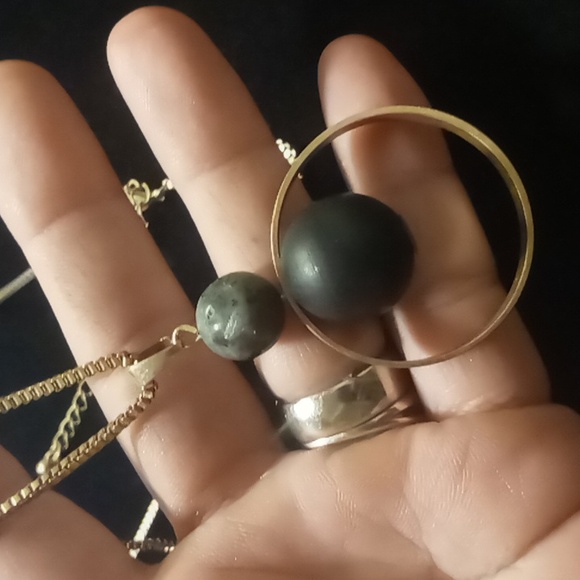 Lovita  & co square chain circle pendant with floating agate & wooden beaded - Picture 4 of 6